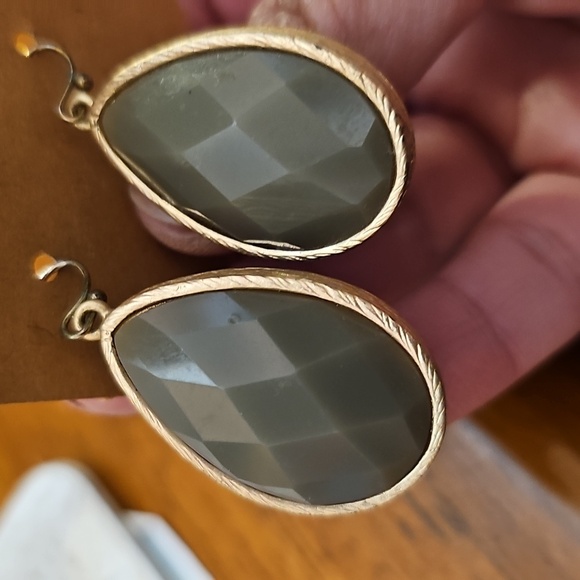 Elegant Black and Gold Teardrop Earrings EUC - Picture 5 of 5